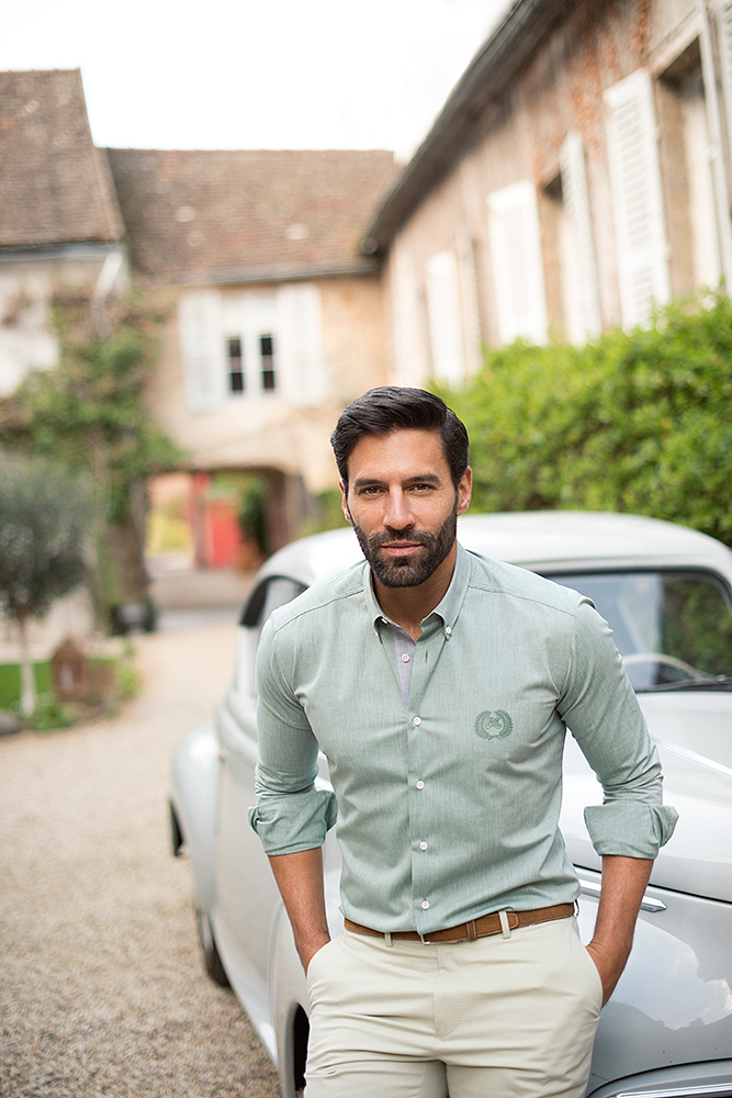 portrait d'un homme assis sur une voiture